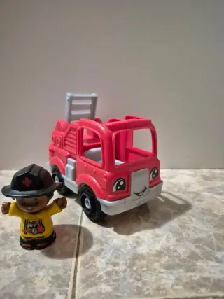 Camión de bomberos de juguete rojo