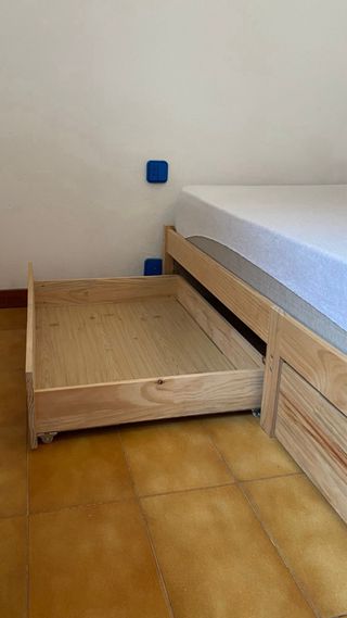 Estructura cama madera con cajones y somier.