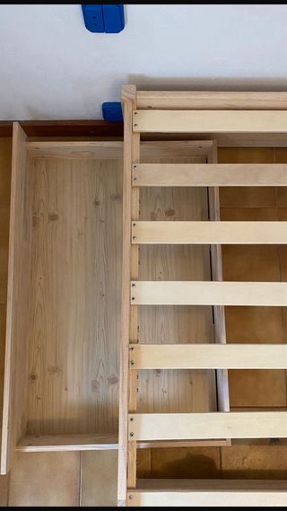 Estructura cama madera con cajones y somier.