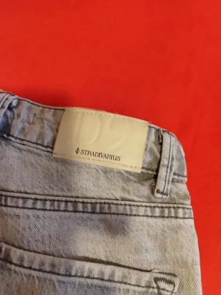 Vaqueros Stradivarius gris claro ,talla 32