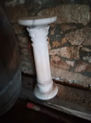 Pedestal de mármol blanco