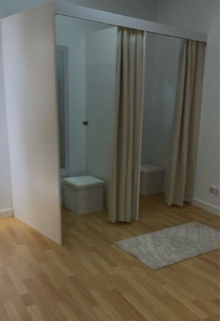 Probadores con espejos y puff