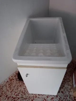 Pila de lavar blanca