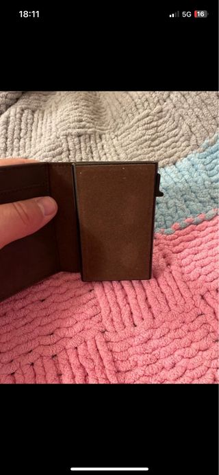 Cartera de piel marrón con tarjetero