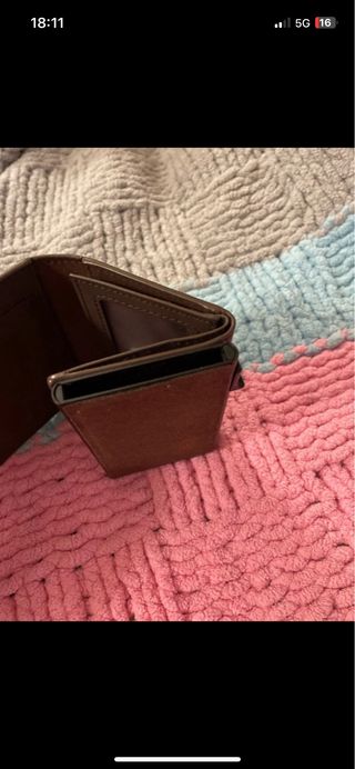 Cartera de piel marrón con tarjetero