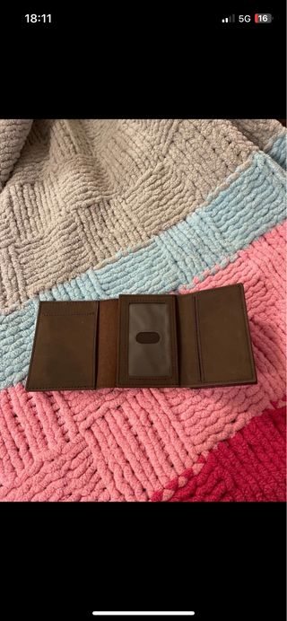 Cartera de piel marrón con tarjetero