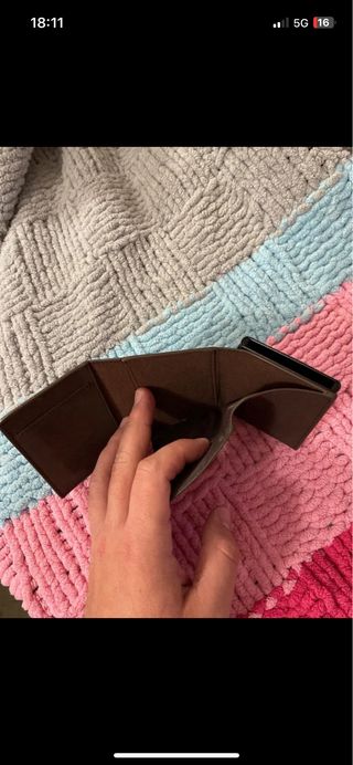 Cartera de piel marrón con tarjetero