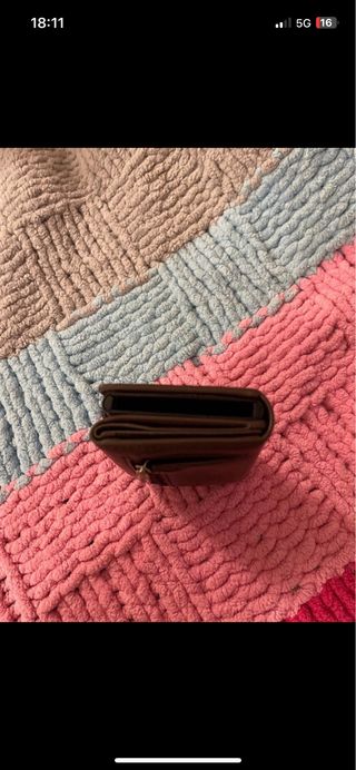 Cartera de piel marrón con tarjetero