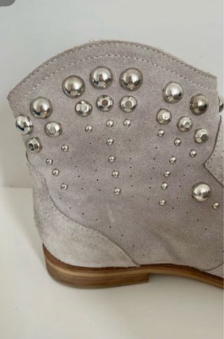 Botines de piel beige con tachuelas plateadas