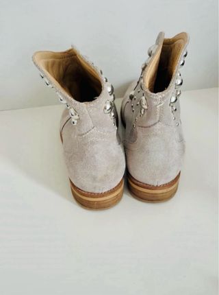 Botines de piel beige con tachuelas plateadas