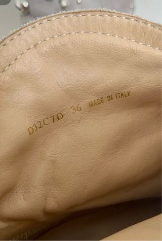 Botines de piel beige con tachuelas plateadas