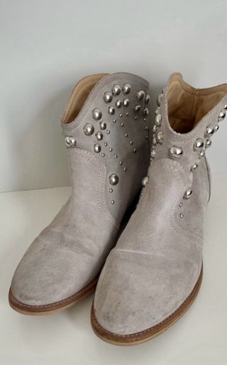 Botines de piel beige con tachuelas plateadas