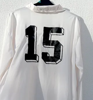 CAMISETA DE FÚTBOL O DEPORTES COLOR BLANCO.