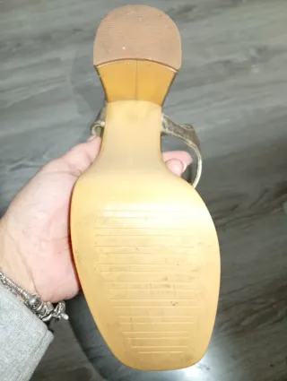 Sandalias tacón Pull&Bear doradas Talla 36