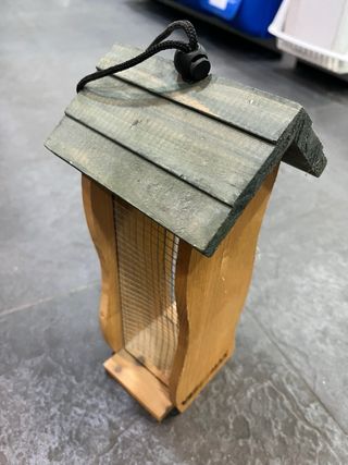 Comedero de madera para pájaros