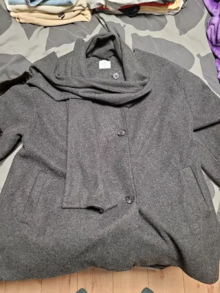 Abrigo gris con bufanda integrada