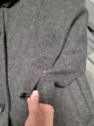 Abrigo gris con bufanda integrada