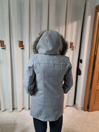 Chaquetón gris con capucha y pelo