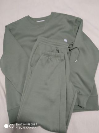 Conjunto chándal Primark verde oliva