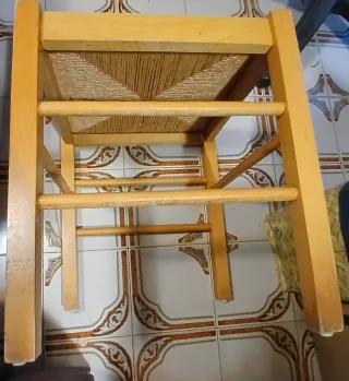 Taburete madera y mimbre con base extraíble