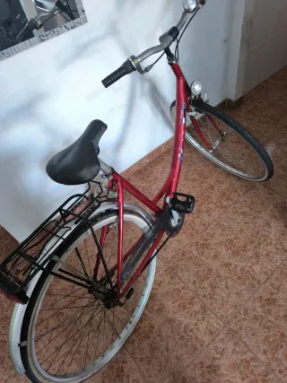 Bicicleta de paseo roja