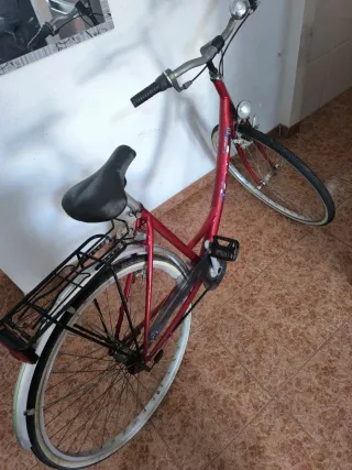 Bicicleta de paseo roja