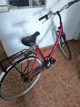 Bicicleta de paseo roja