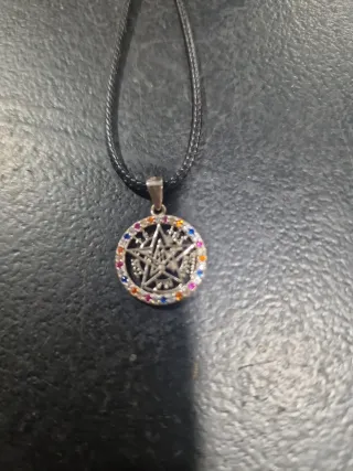 Colgante tetagramaton en plata con circonitas