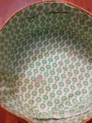 Cesto con pizzi in vimini e tessuto