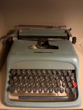 Máquina de escribir Olivetti Studio 44