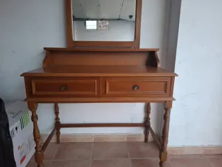 Escritorio con espejo de madera