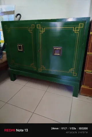 Cómoda verde estilo chinoiserie