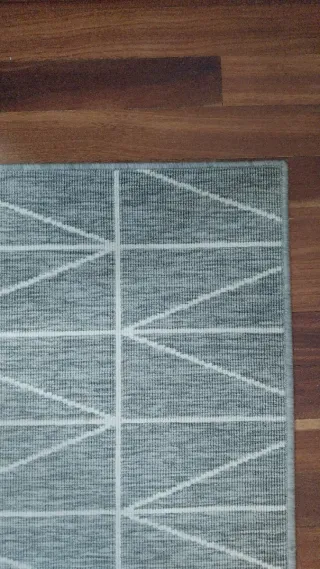 Alfombra geométrica gris y blanca