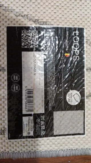 Alfombra geométrica gris y blanca