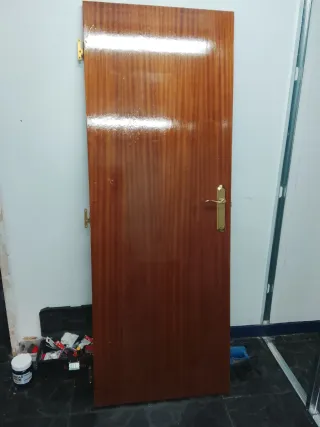 Puerta de madera barnizada