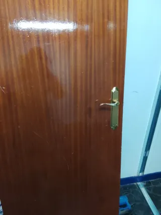 Puerta de madera barnizada