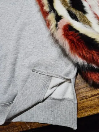 Jersey gris con mangas de pelo multicolor