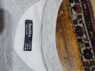 Jersey gris con mangas de pelo multicolor