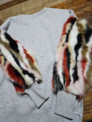 Jersey gris con mangas de pelo multicolor