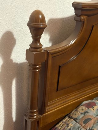 Dormitorio clásico: Cama madera + 2 mesitas