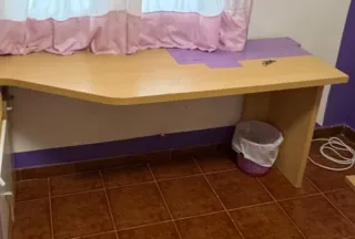 Escritorio a medida madera y morado