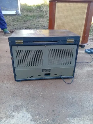 Antiguo radio con gramola