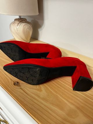 Zapatos de tacón rojos