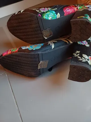 Botines Amor Amore negros con flores