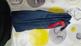 Estuche neceser azul con detalles rojos