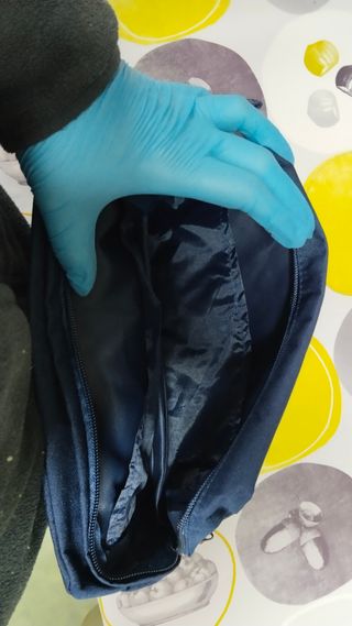 Estuche neceser azul con detalles rojos