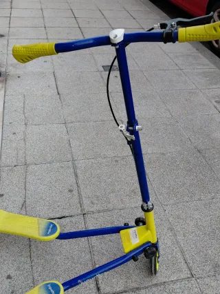 Patinete 3 ruedas infantil azul y amarillo