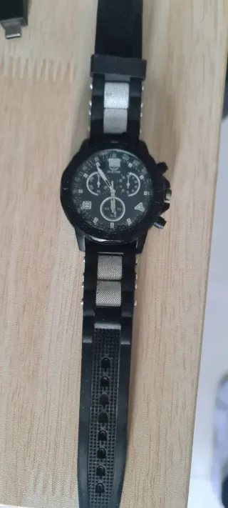 Reloj Negro y Plateado