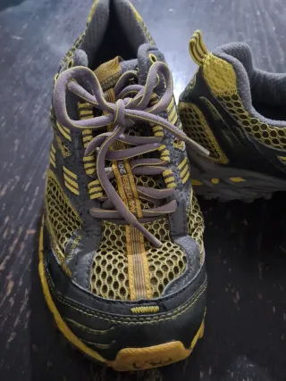 Zapatillas deportivas grises y amarillas