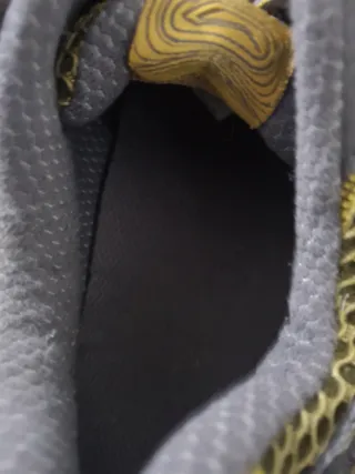 Zapatillas deportivas grises y amarillas